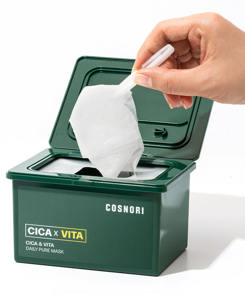 COSNORI Cica & Vita Daily Pure Mask 30 sheets : main sort un masque de la boîte verte, contexte clean.
