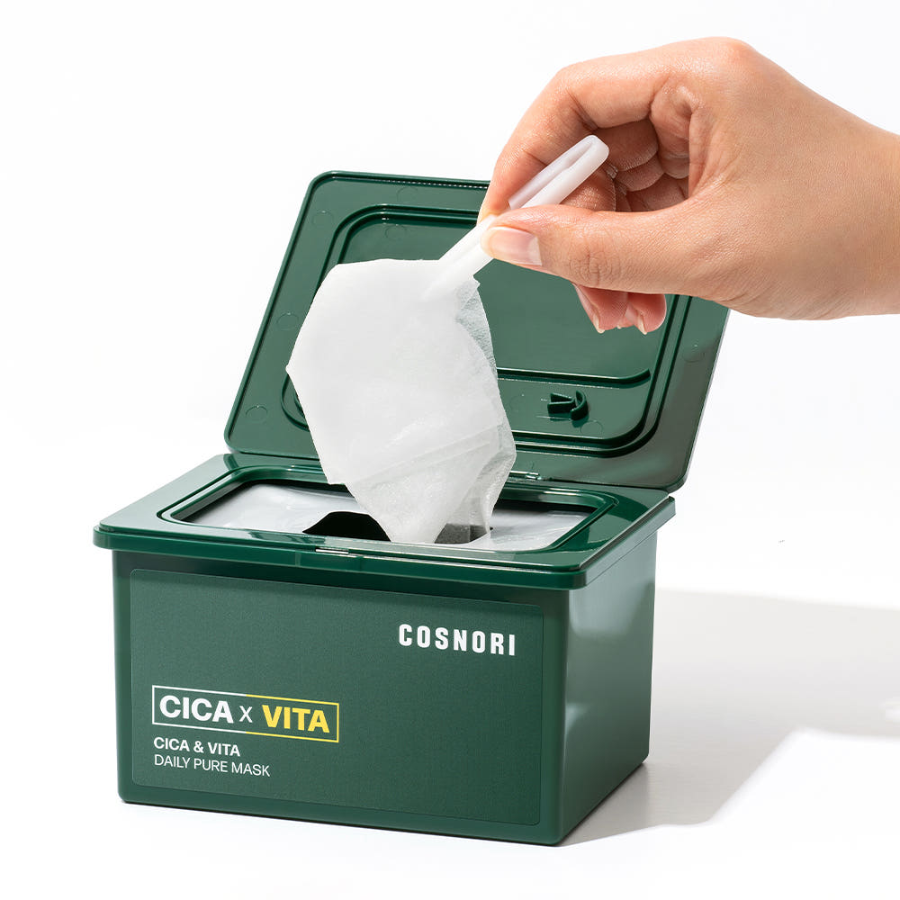 COSNORI Cica & Vita Daily Pure Mask 30 sheets : main sort un masque de la boîte verte, contexte clean.