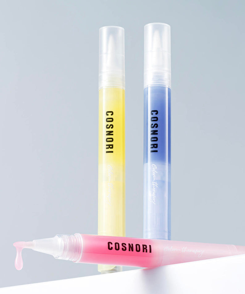 COSNORI Color Therapy Nail Serum 4ml, flacons colorés sur fond bleu clair, marque COSNORI, contexte soin des ongles.