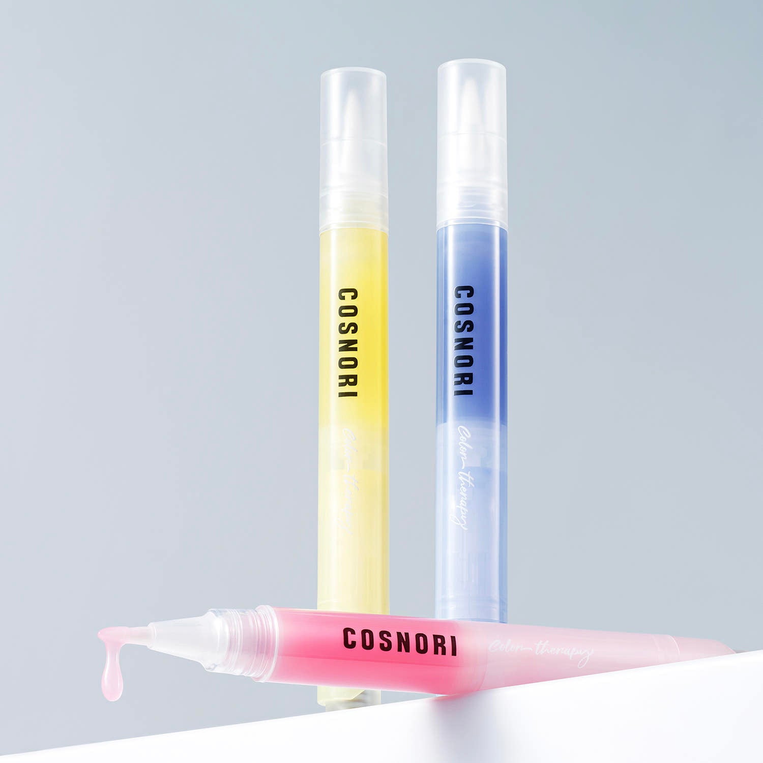 COSNORI Color Therapy Nail Serum 4ml, flacons colorés sur fond bleu clair, marque COSNORI, contexte soin des ongles.