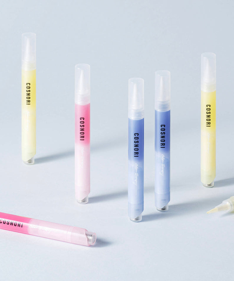 COSNORI Color Therapy Nail Serum 4ml : plusieurs sérums de la marque sur fond clair, mise en scène esthétique.