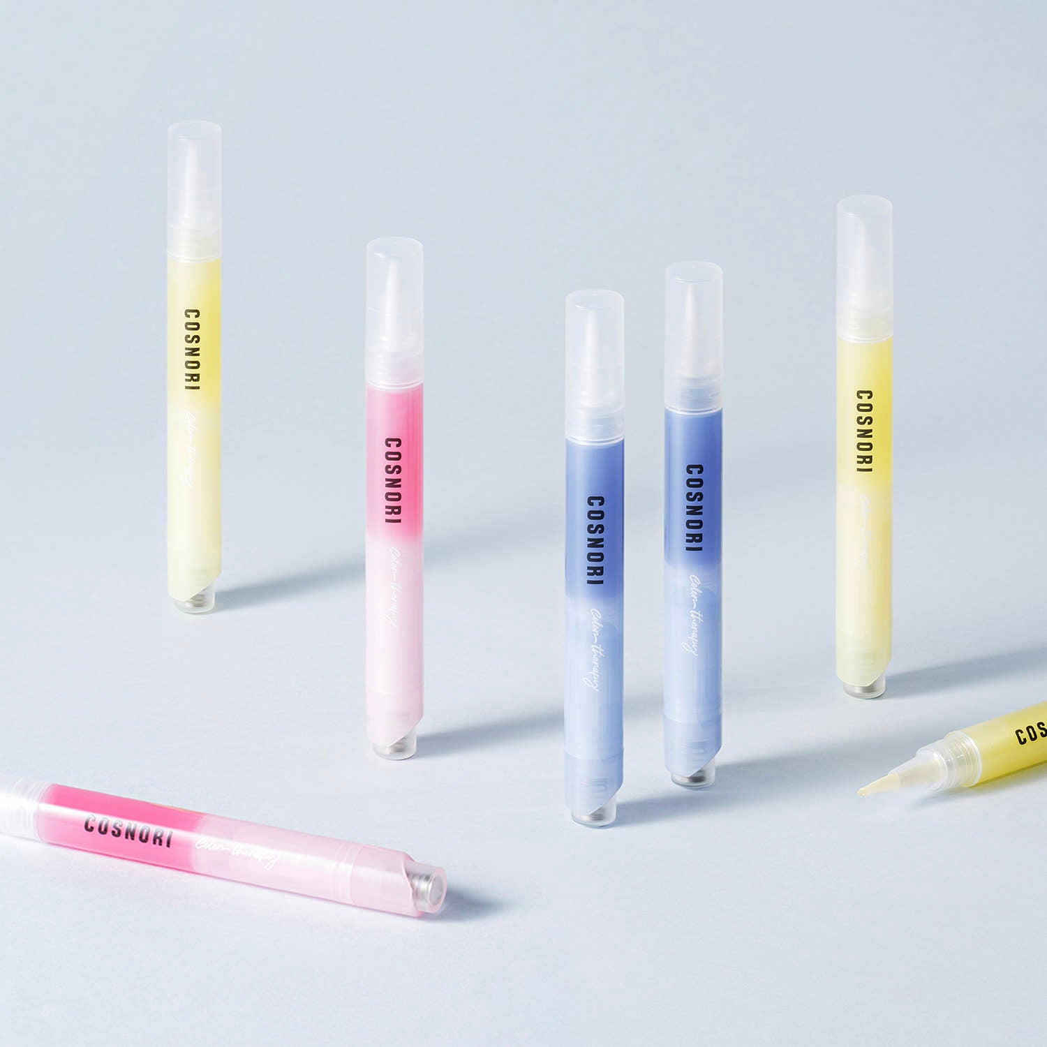 COSNORI Color Therapy Nail Serum 4ml : plusieurs sérums de la marque sur fond clair, mise en scène esthétique.