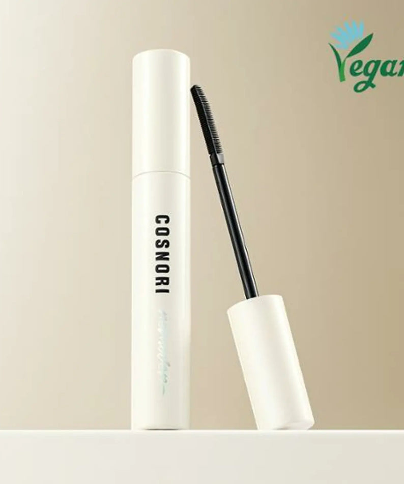 COSNORI Long Active Mascara Remover vegan pour un démaquillage efficace et doux, avec emballage design élégant.