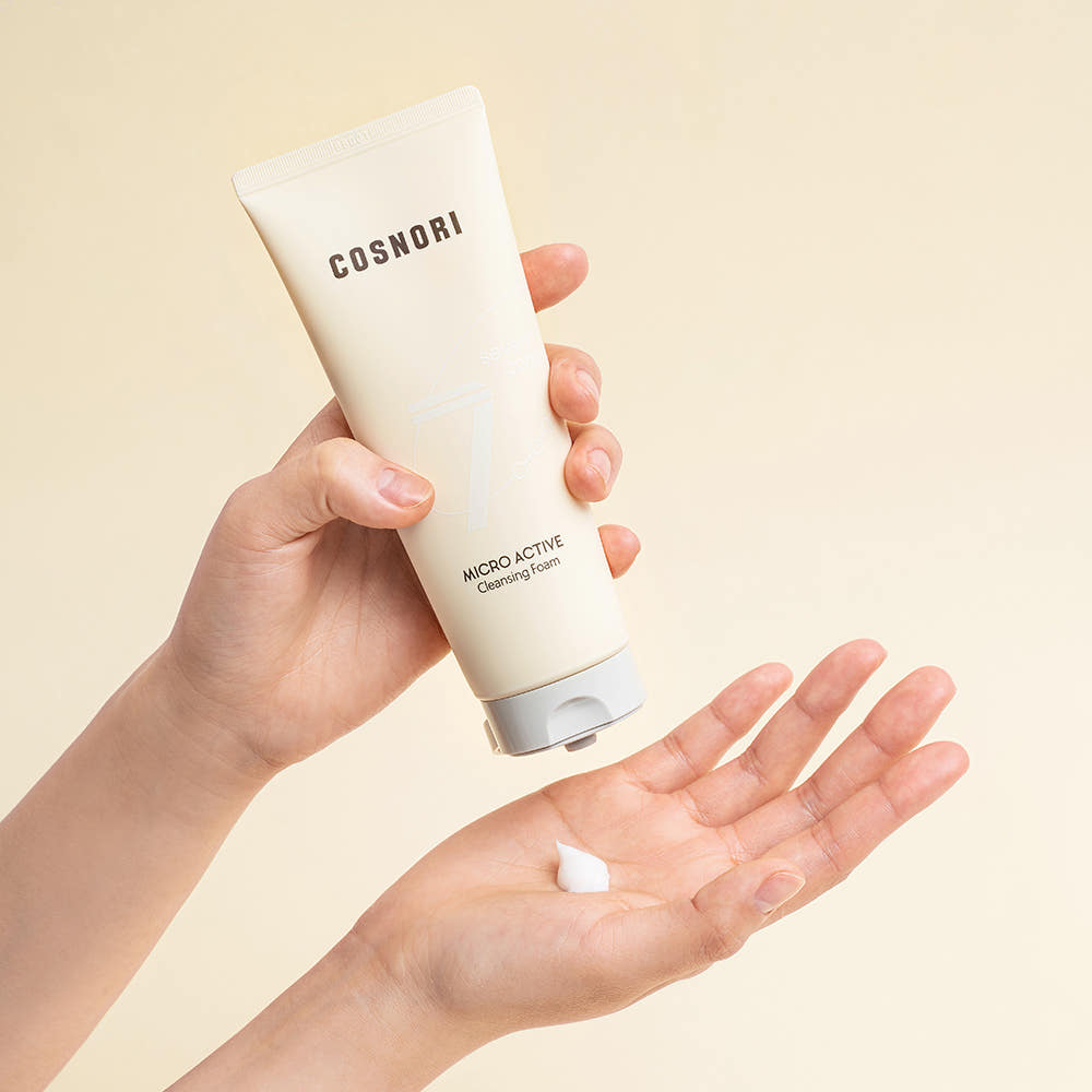 COSNORI Micro Active Cleansing Foam 150ml 2ea, mousse nettoyante main tenant le tube et application sur la peau