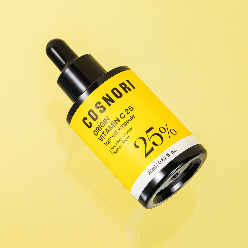 COSNORI Origin Vitamin C 25 Tone-Up Ampoule 20ml de COSNORI sur fond jaune, flacon sérum vitamine C, gros plan