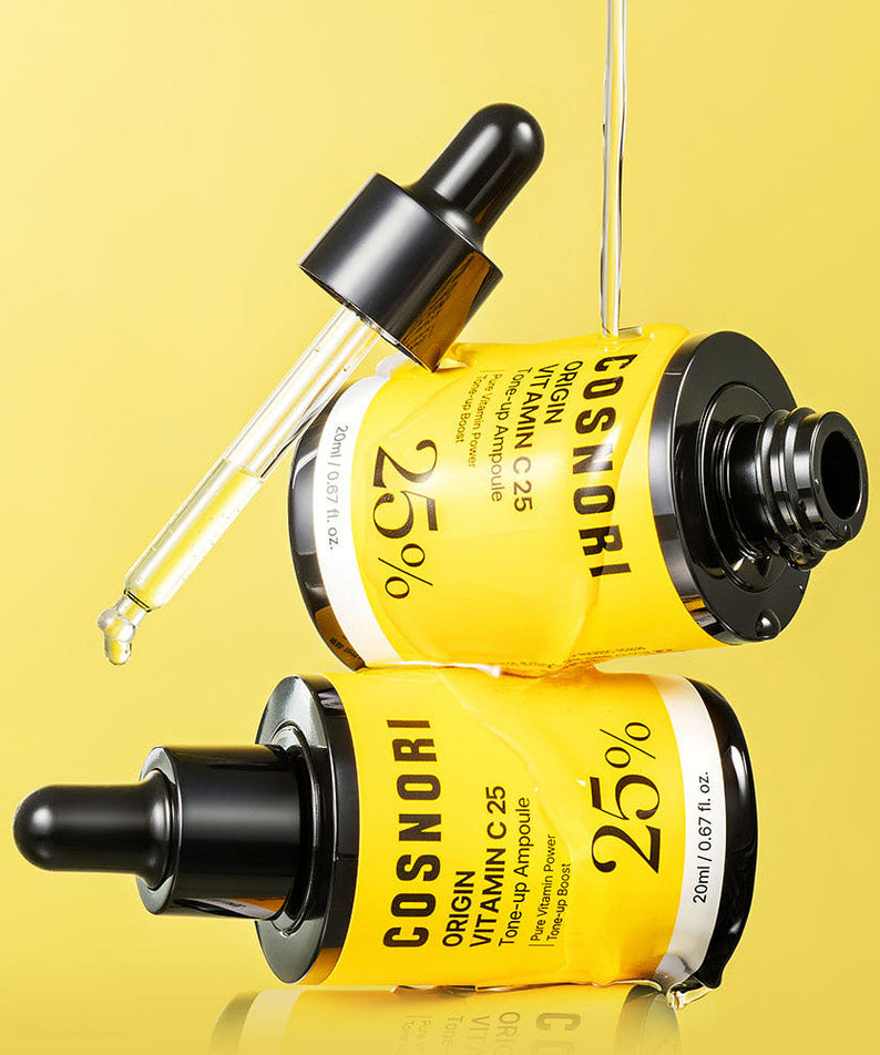 COSNORI Origin Vitamin C 25 Tone-Up Ampoule 20ml de COSNORI, flacons sérum vitamine C sur fond jaune lumineux.