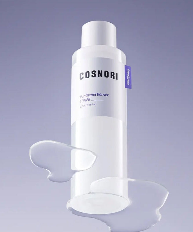 COSNORI Panthenol Barrier Toner 205ml de COSNORI, flacon blanc sur fond violet avec texture crème, contexte beauté