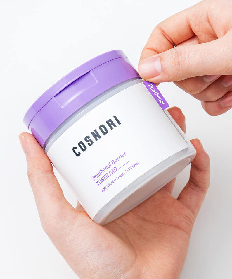 COSNORI Panthenol Barrier Toner Pads 60 Sheets de la marque COSNORI : main tient un pad sur fond blanc.