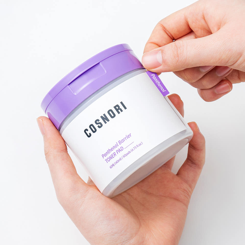 COSNORI Panthenol Barrier Toner Pads 60 Sheets de la marque COSNORI : main tient un pad sur fond blanc.