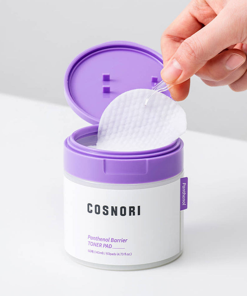 COSNORI Panthenol Barrier Toner Pads 60 Sheets, COSNORI, main sort une compresse blanche du pot violet, contexte soin visage