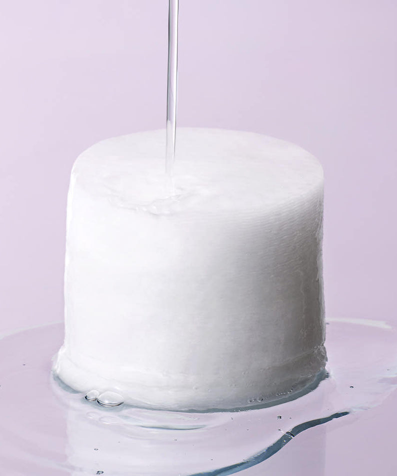 Décris l'image en français : COSNORI Panthenol Barrier Toner Pads 60 Sheets de la marque COSNORI, pads blancs imbibés sur fond violet.