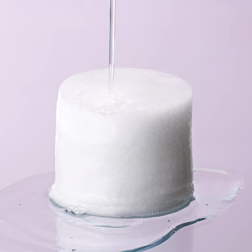 Décris l'image en français : COSNORI Panthenol Barrier Toner Pads 60 Sheets de la marque COSNORI, pads blancs imbibés sur fond violet.