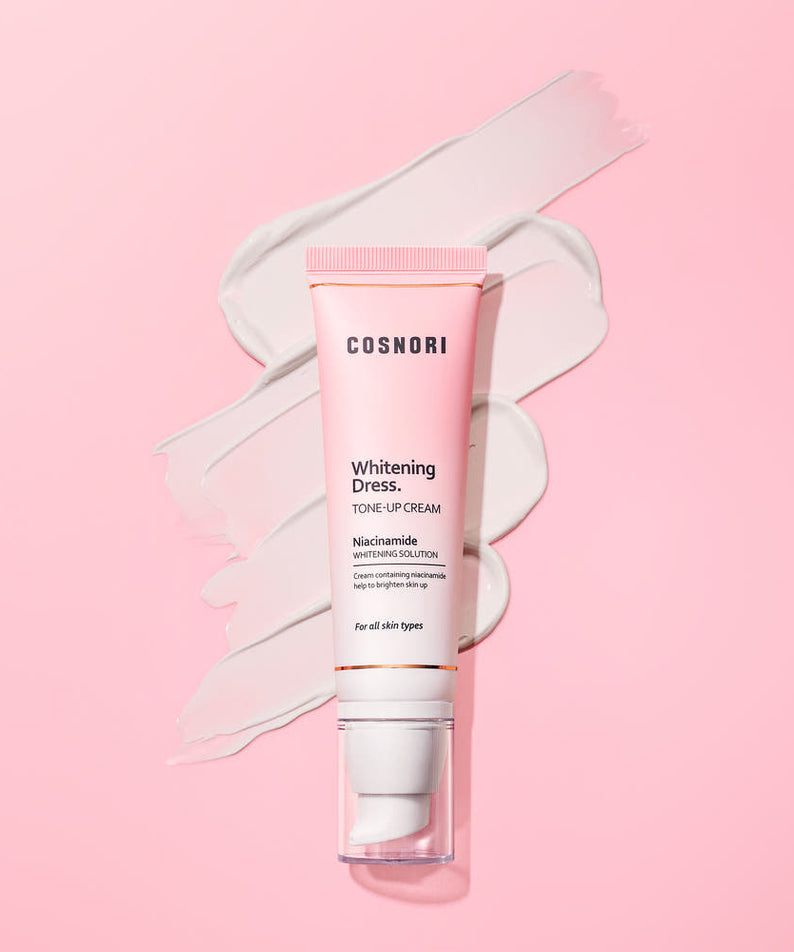COSNORI Whitening Dress Tone-Up Cream 50ml, tube rose avec effet blanchissant sur fond rose pastel, marque COSNORI
