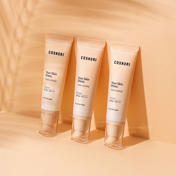COSNORI Your Skin Dress Tone-Up Base 50ml, crèmes de la marque COSNORI sur fond beige, produits cosmétiques en vitrine