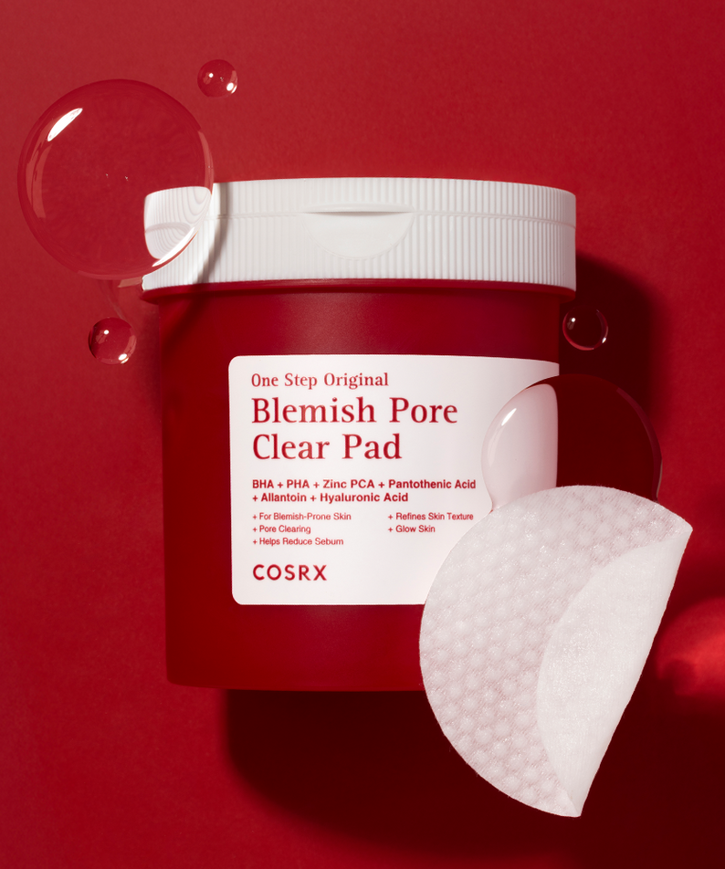 COSRX One Step Original Blemish Pore Clear Pads 100 Sheets, boîte et pad blanc sur fond rouge, style beauté