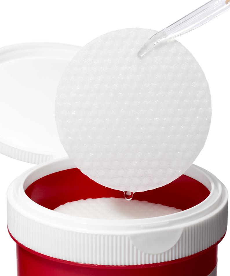 COSRX One Step Original Blemish Pore Clear Pads 100 Sheets : pad blanc ouvert sur pot rouge, vue rapprochée, face cosmétique