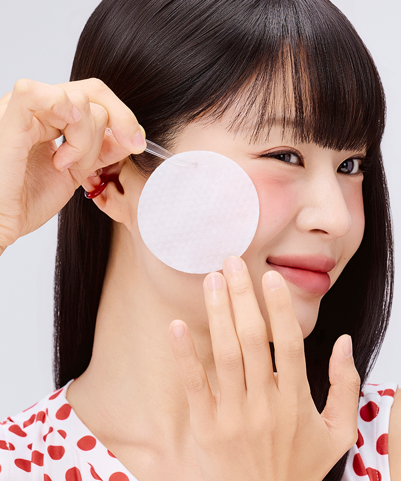 COSRX One Step Original Blemish Pore Clear Pads 100 Sheets : femme applique un pad anti-imperfections, gros plan visage en studio