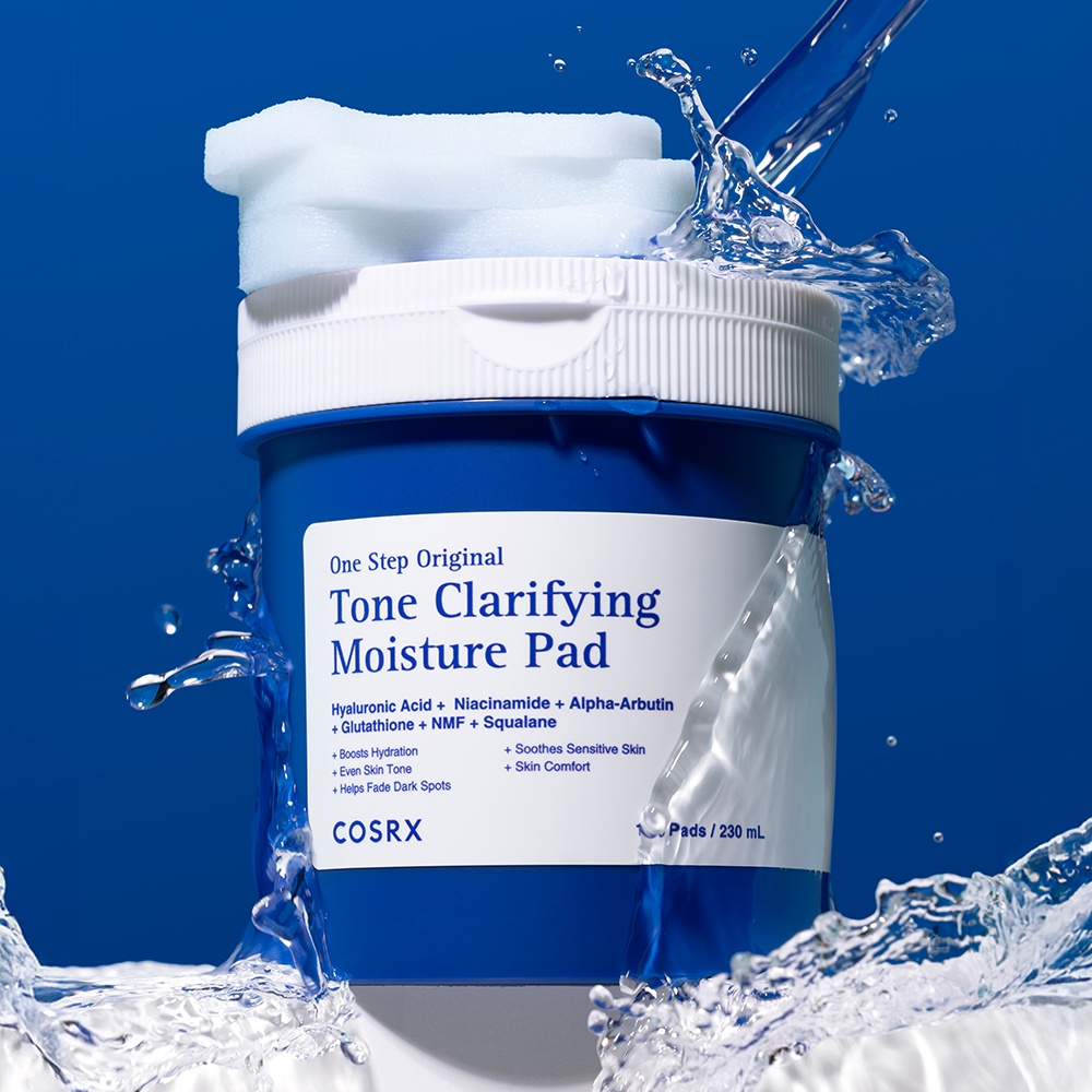 COSRX One Step Original Clarifying Moisture Pads (100 sheets) : boîte avec lingettes, éclaboussures d’eau, fond bleu.