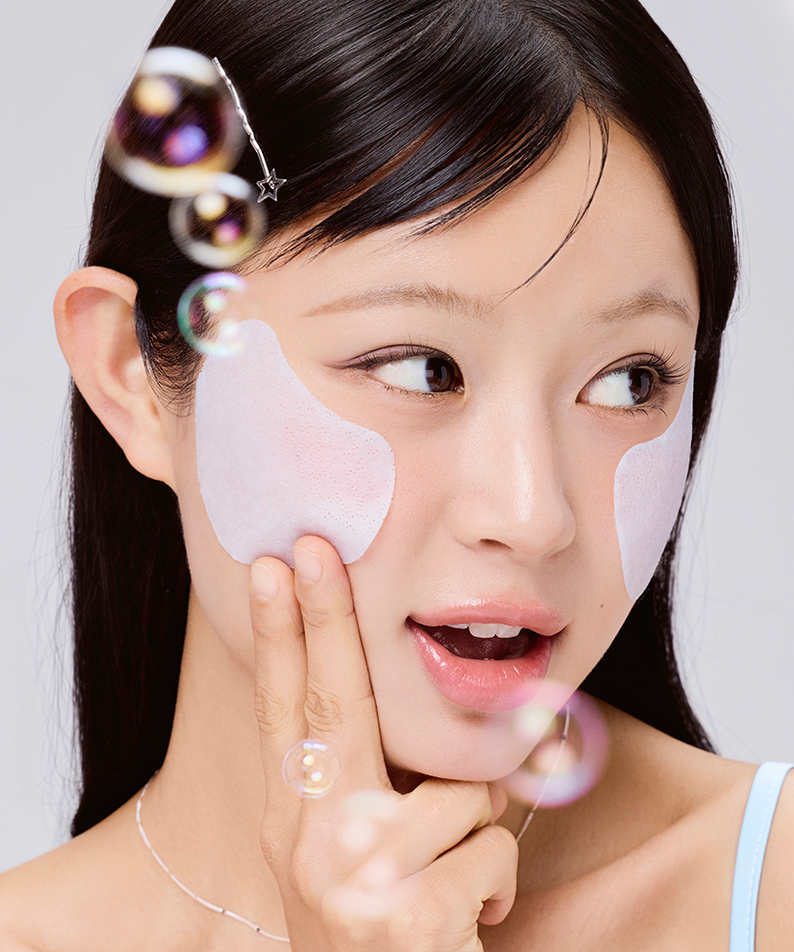 COSRX One Step Original Clarifying Moisture Pads (100 sheets) : femme applique des pads sur le visage, contexte beauté.