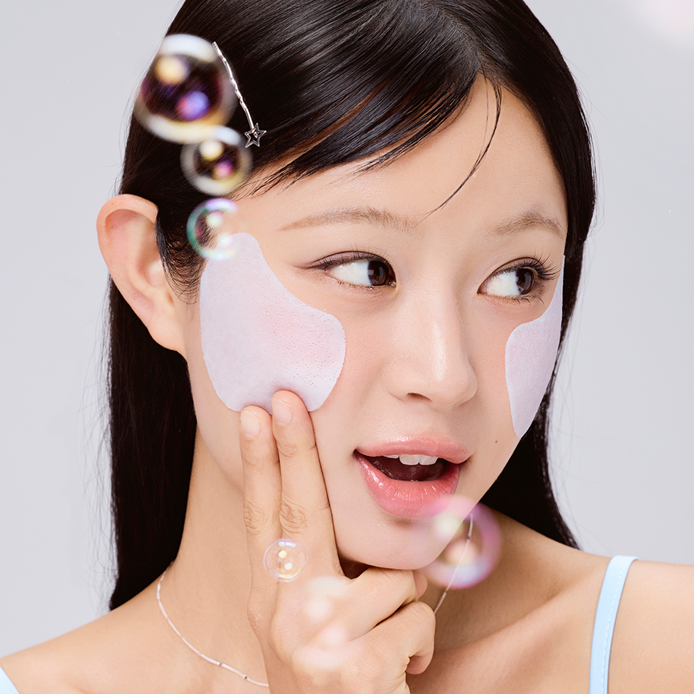 COSRX One Step Original Clarifying Moisture Pads (100 sheets) : femme applique des pads sur le visage, contexte beauté.