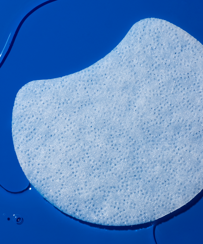 COSRX One Step Original Clarifying Moisture Pads (100 sheets), pad hydratant sur fond bleu, gros plan.