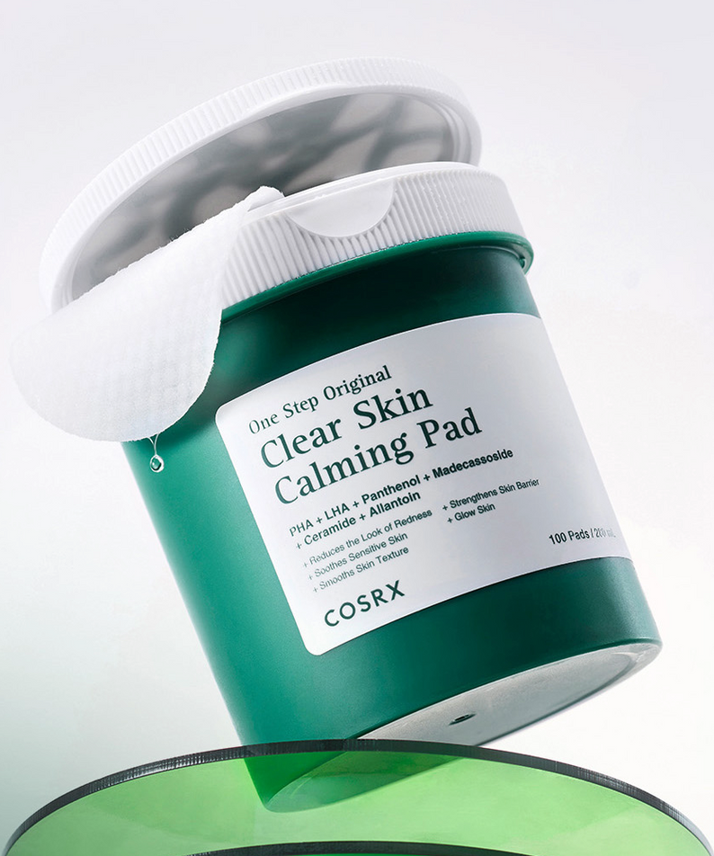 COSRX One-Step Original Clear Skin Calming Pads (100 sheets) : marque COSRX, cotons sur fond blanc, flacon vert.