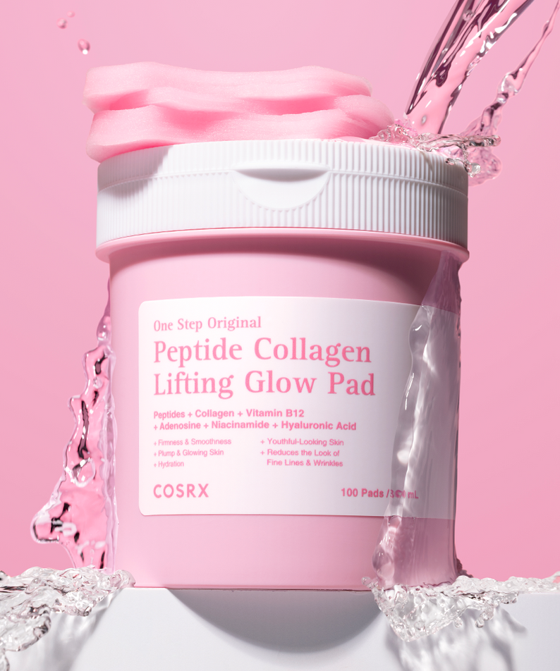 Décris l'image en français : COSRX One Step Original Peptide Collagen Lifting Glow Pads (100 sheets) COSRX sur fond rose