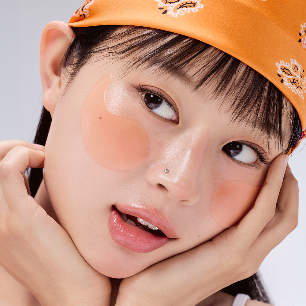 Décris l'image en français en mentionnant le produit, la marque et le contexte visuel. COSRX PDRN Collagen Vitalizing Hydrogel Eye Patches 60 patchs