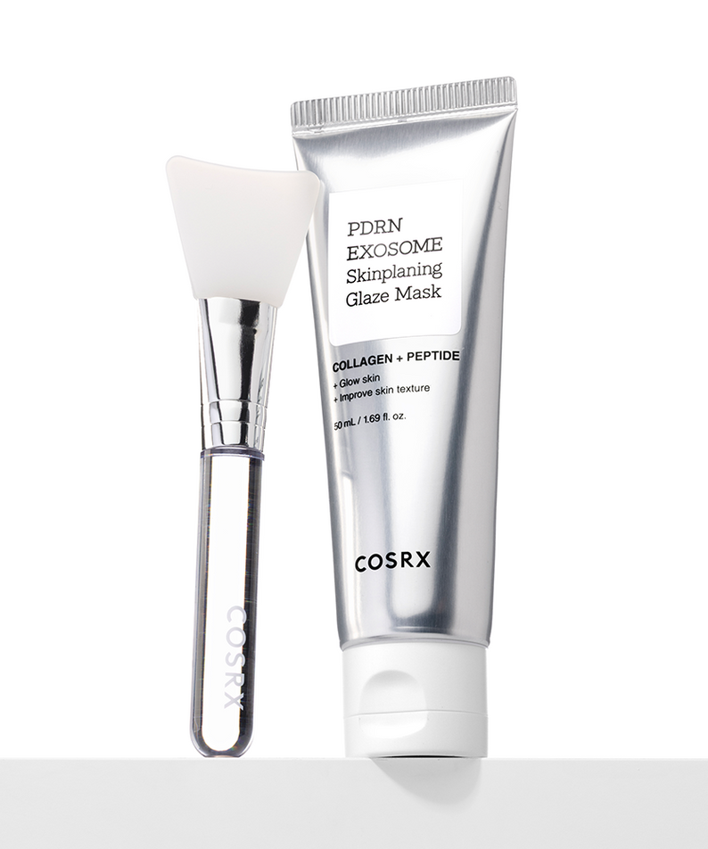 COSRX PDRN Exosome Skin Planning Glaze Mask de la marque COSRX, masques crème et spatule sur fond blanc.