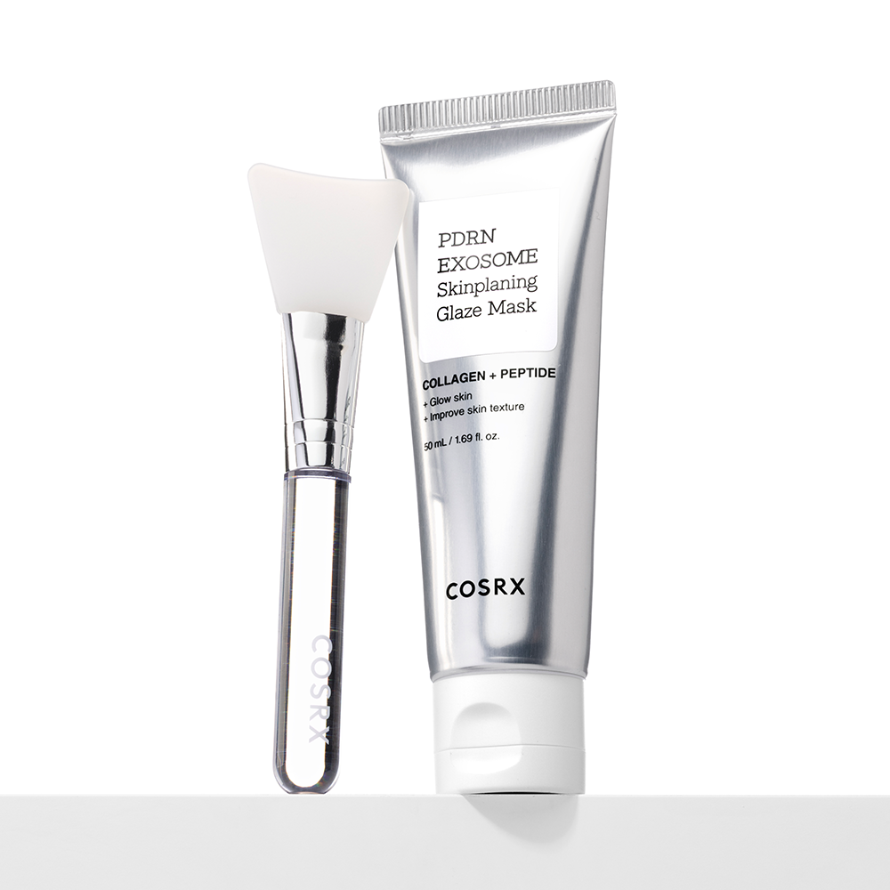 COSRX PDRN Exosome Skin Planning Glaze Mask de la marque COSRX, masques crème et spatule sur fond blanc.