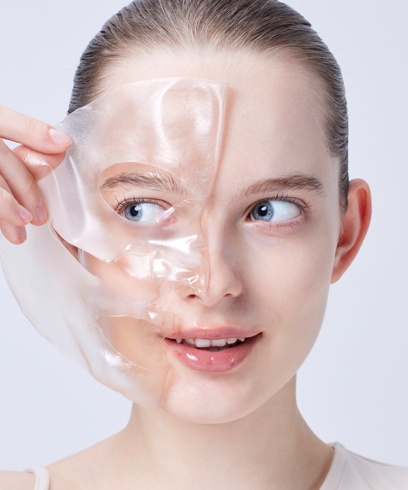 COSRX The Alpha-Arbutin Discoloration Care Hydrogel Mask (3EA) : masque hydrogel appliqué sur un visage, marque COSRX, ambiance soin.