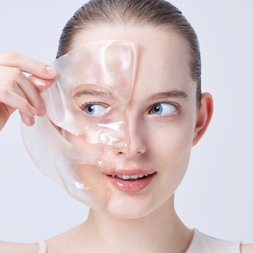 COSRX The Alpha-Arbutin Discoloration Care Hydrogel Mask (3EA) : masque hydrogel appliqué sur un visage, marque COSRX, ambiance soin.
