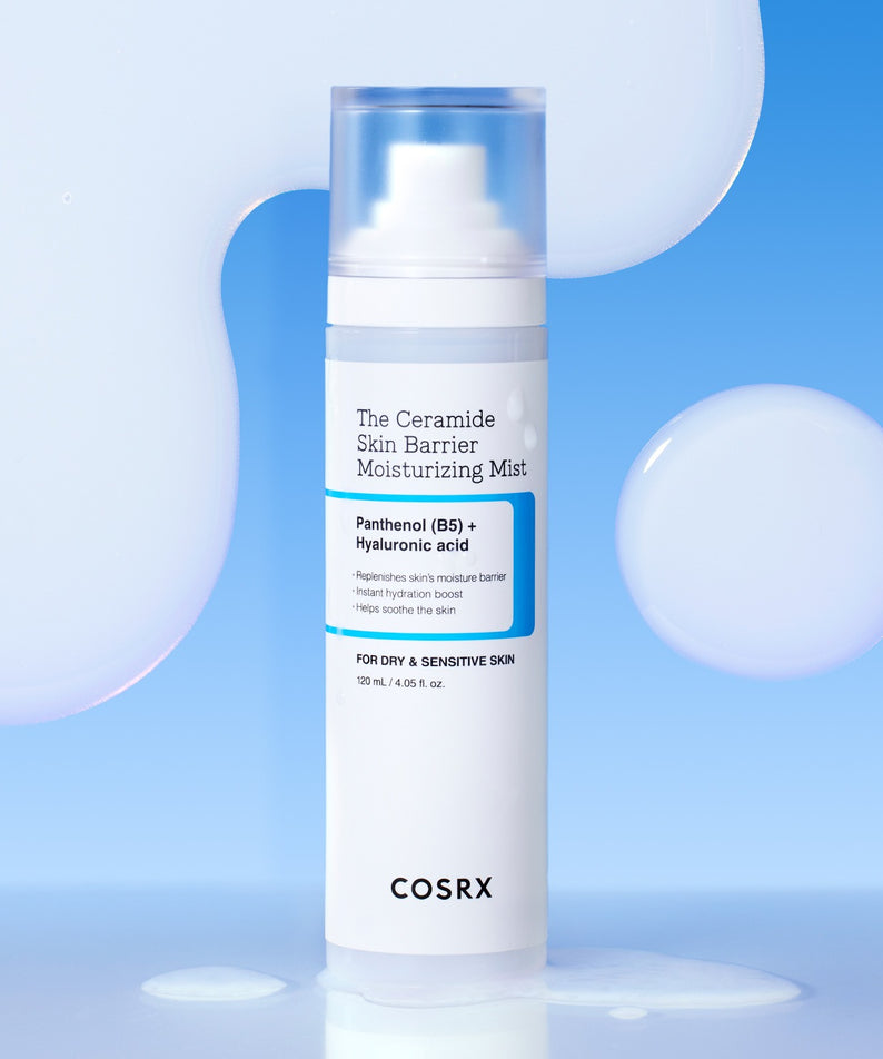 COSRX The Ceramide Skin Barrier Moisturizing Mist 120ml de COSRX sur fond bleu, bouteille et brume hyaluronique.