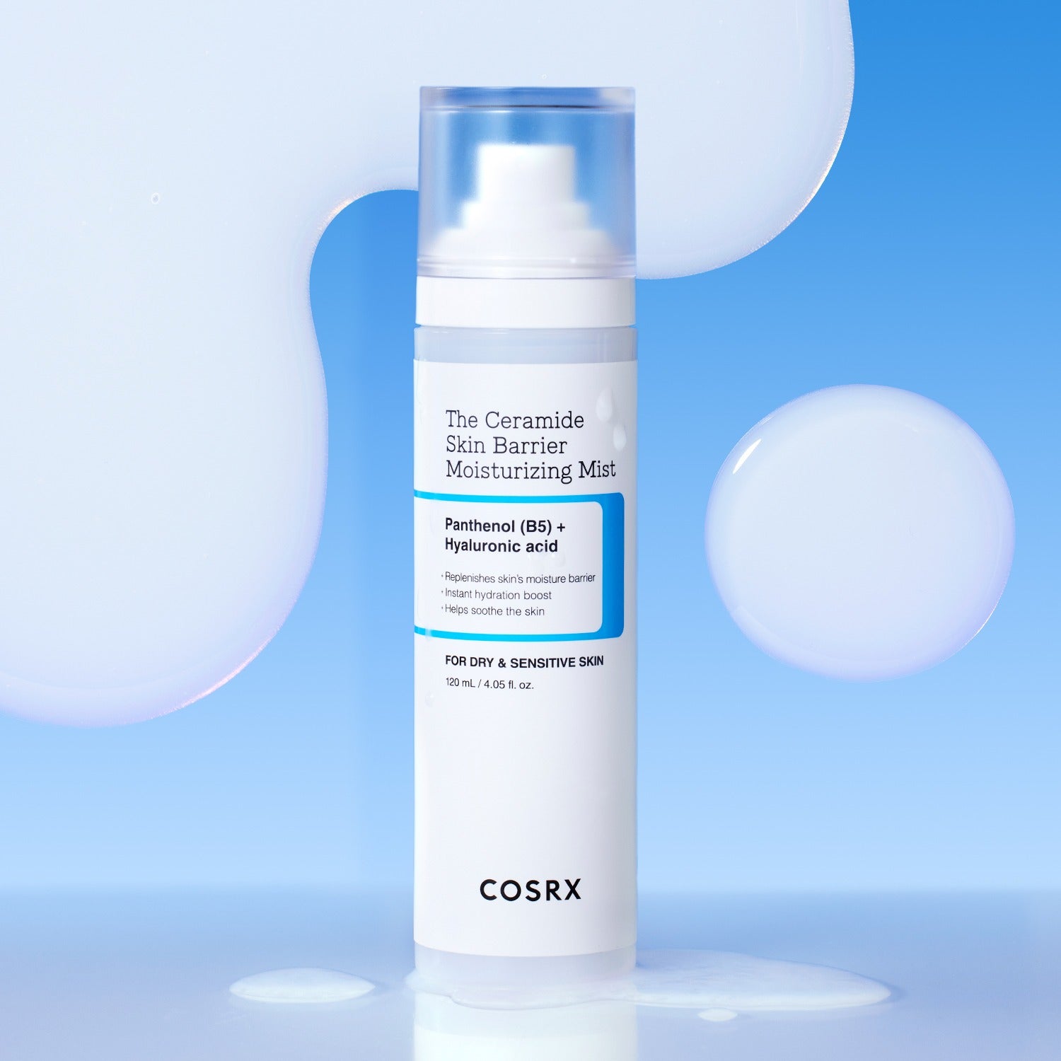 COSRX The Ceramide Skin Barrier Moisturizing Mist 120ml de COSRX sur fond bleu, bouteille et brume hyaluronique.