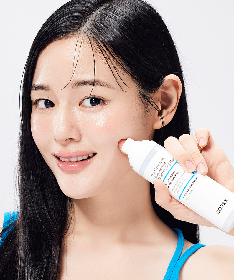 COSRX The Ceramide Skin Barrier Moisturizing Mist 120ml, femme appliquant le spray hydratant, bouteille sur fond clair
