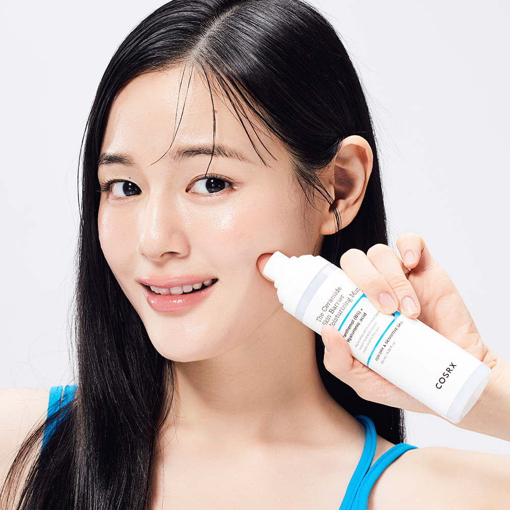 COSRX The Ceramide Skin Barrier Moisturizing Mist 120ml, femme appliquant le spray hydratant, bouteille sur fond clair