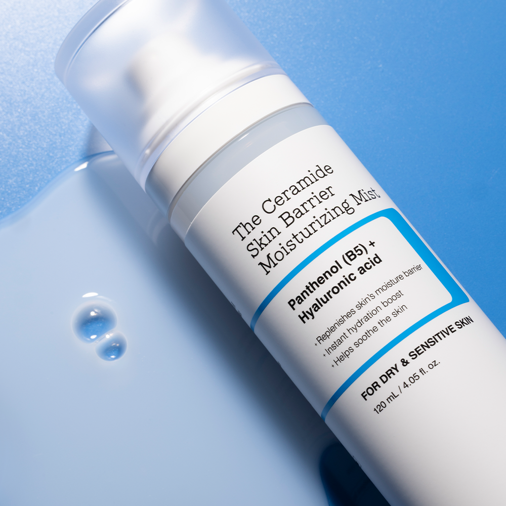 COSRX The Ceramide Skin Barrier Moisturizing Mist 120ml, flacon bleu sur fond bleu, marque COSRX en gros plan, brume