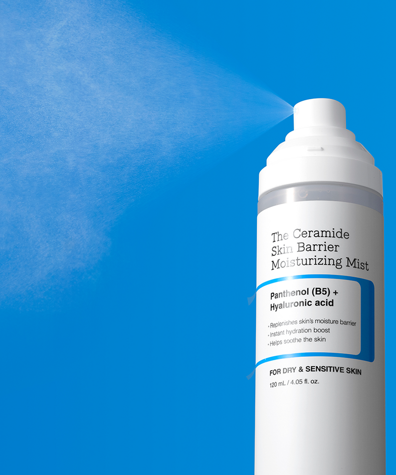 COSRX The Ceramide Skin Barrier Moisturizing Mist 120ml, flacon blanc sur fond bleu, brume apaisante de la marque COSRX.