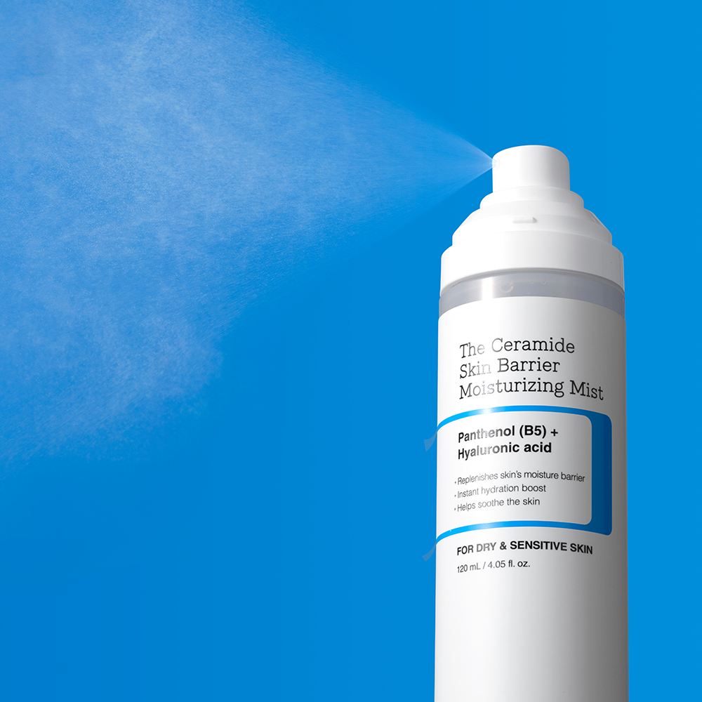 COSRX The Ceramide Skin Barrier Moisturizing Mist 120ml, flacon blanc sur fond bleu, brume apaisante de la marque COSRX.