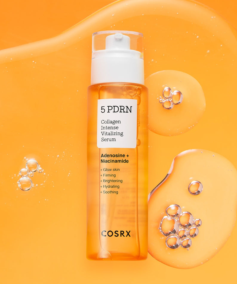 Flacon du COSRX 5 PDRN Collagen Intense Vitalizing Serum sur fond orange avec bulles, sérum raffermissant et hydratant.
