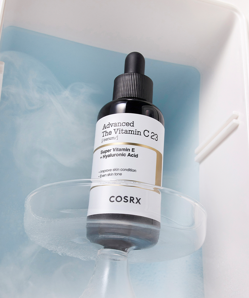 Flacon du sérum COSRX Advanced The Vitamin C 23 exposé artistiquement avec un fond brumeux, mettant en valeur ses propriétés de soin.