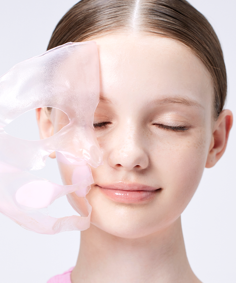 Jeune femme appliquant le COSRX The Peptide Collagen Lifting Glow Hydrogel Mask (3 sheets) sur son visage pour une peau éclatante.