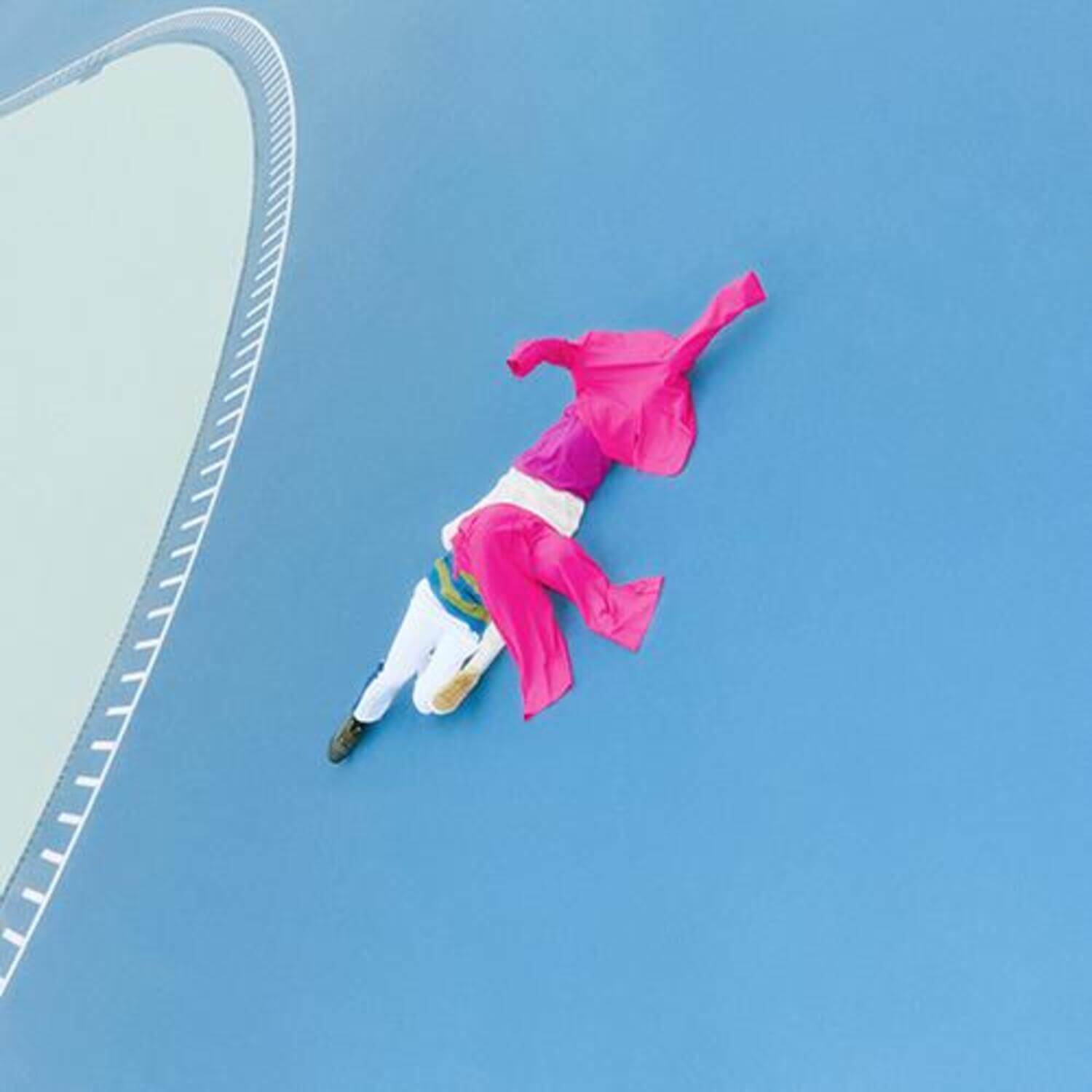 COTT - [TWIST] - Album Kpop de la marque COTT, visuel danse en style pop pink sur fond bleu, studio.