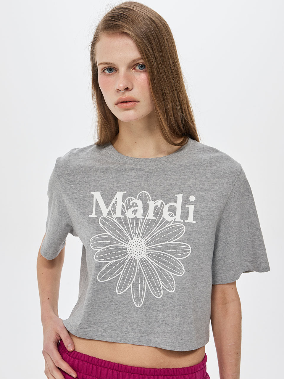 CROPPED BASIC TSHIRT FLOWERMARDI_GREY WHITE, T-shirt crop Mardi Mercredi gris clair avec logo floral, vue studio sur modèle