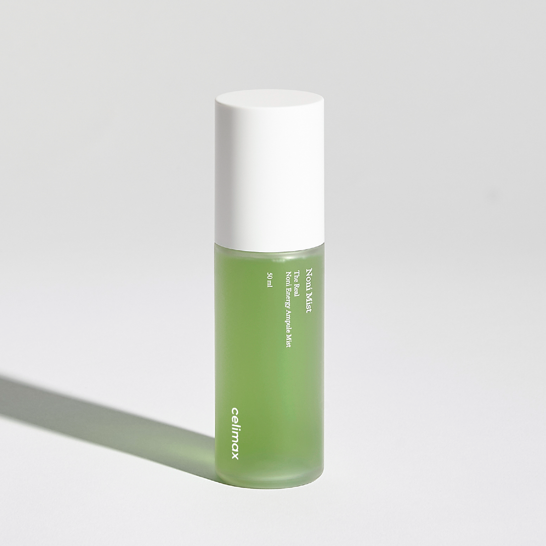 Celimax The Real Noni Energy Ampoule 50ml, flacon ampoule vert sur fond blanc, éclairage studio, marque Celimax
