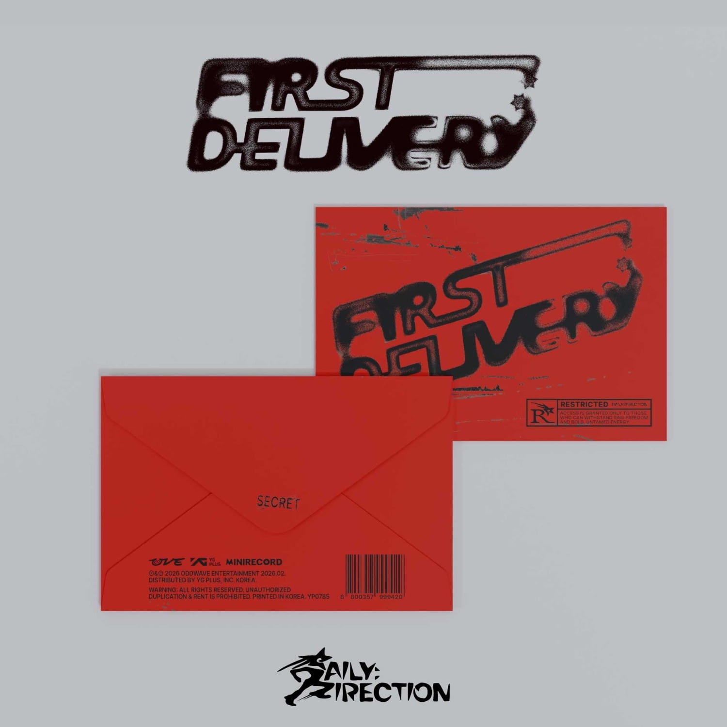 DAILY:DIRECTION - [First:Delivery] (LETTER ver.) - Album Kpop, pack rouge avec enveloppe; visuel marque DAILY:DIRECTION sur fond clair.