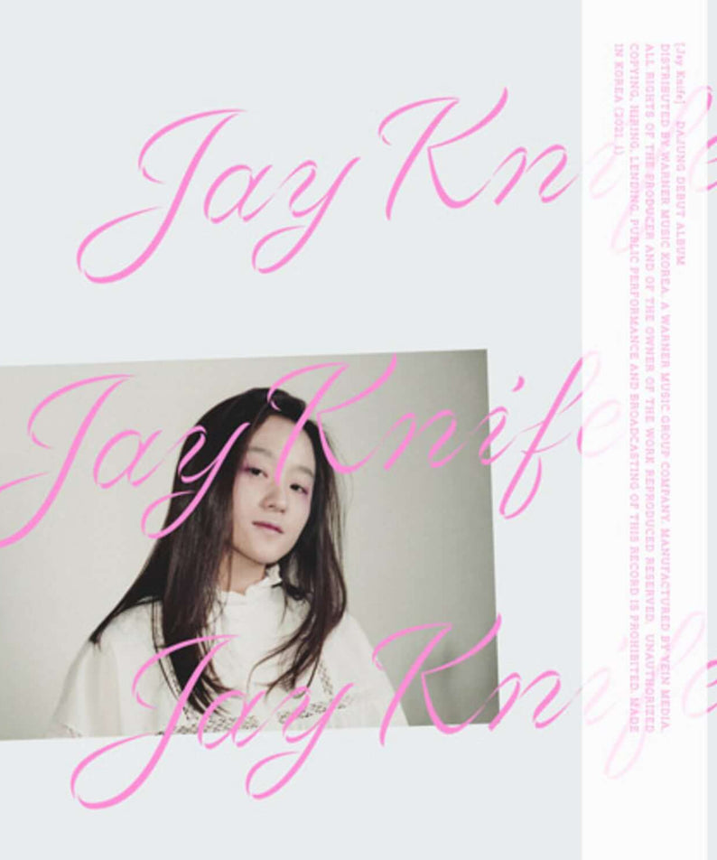 DAJEONG - [Jay Knife] - Album Kpop, pochette avec photo de Jay Knife, design rose sur fond clair