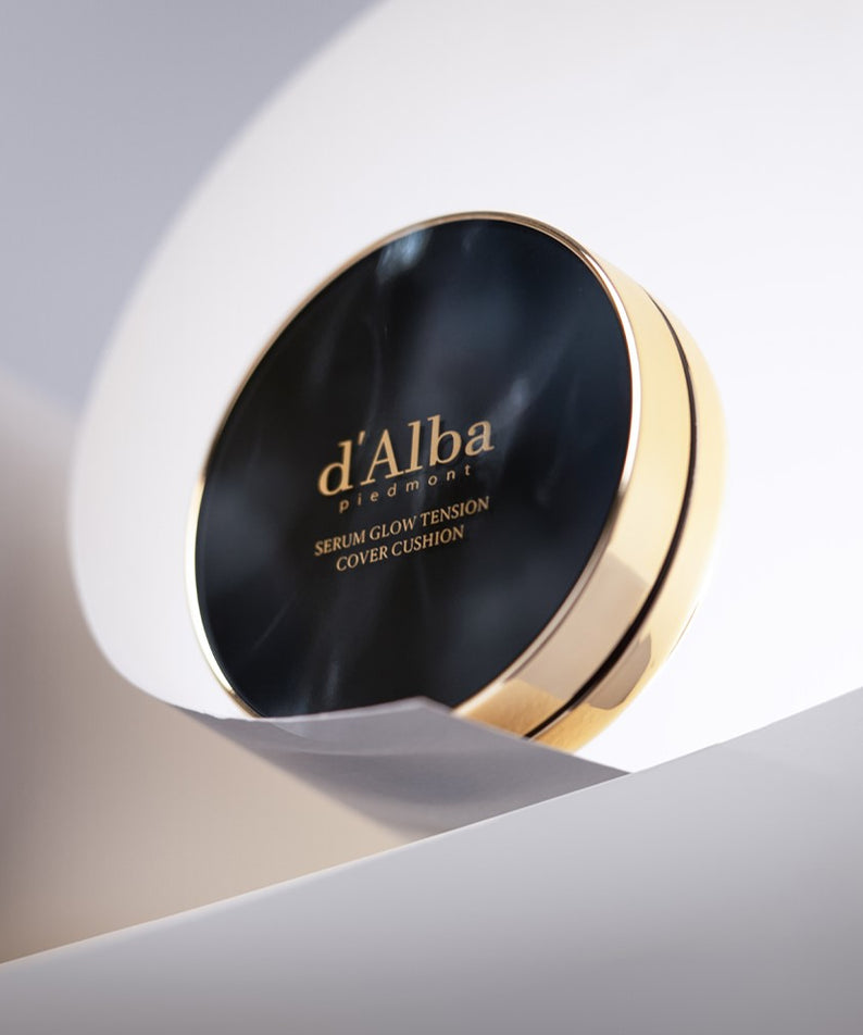 D'ALBA Serum Glow Tension Cover Cushion élégant et raffiné pour une peau lumineuse et uniforme.
