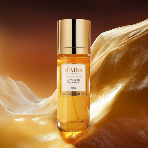 D'ALBA Signature Anti-Aging Mist Serum 12% 60ml, flacon doré sur peau satinée, ambiance luxueuse, brume anti-âge.