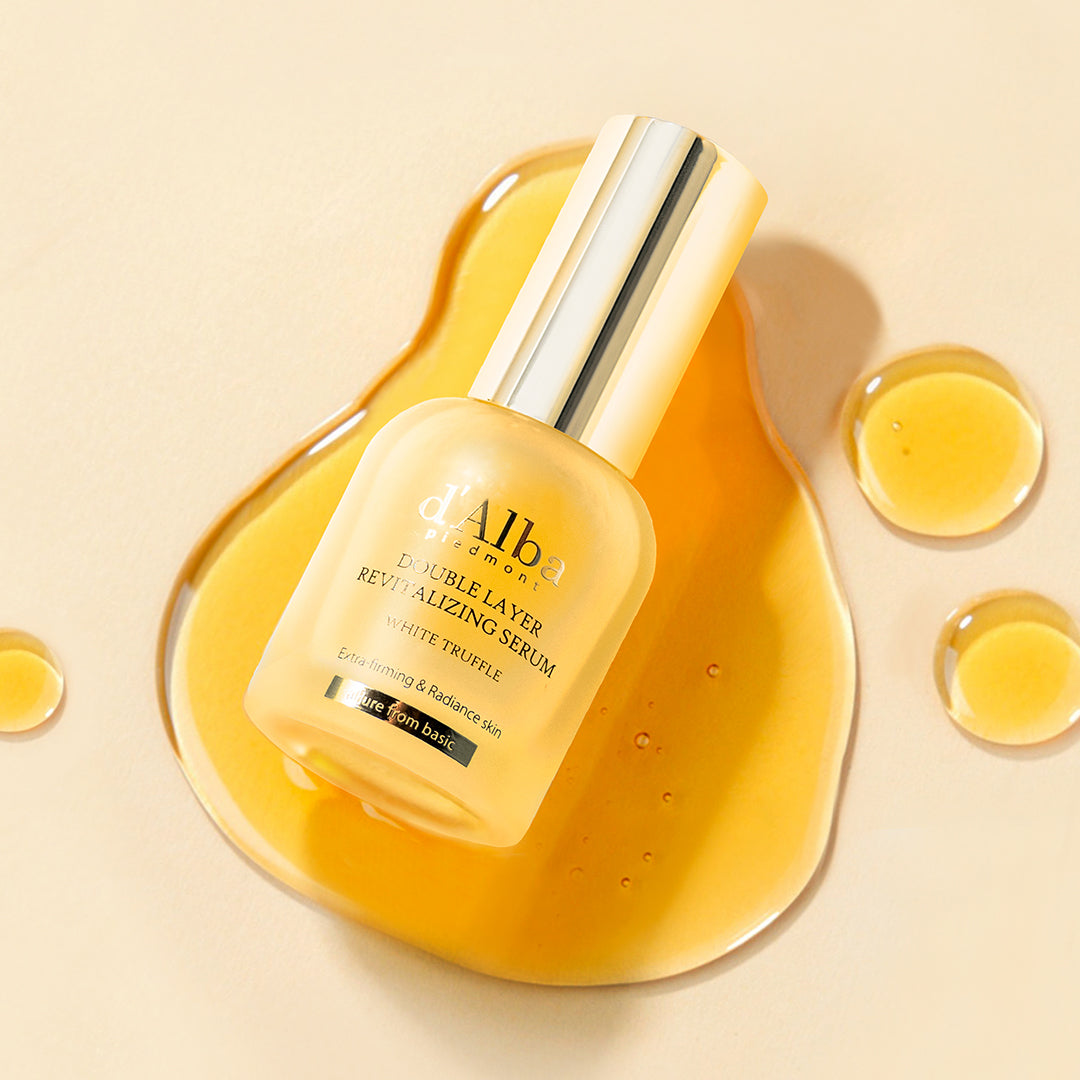 D'ALBA Vegan Double Serum 30ml de D'ALBA sur fond jaune, flacon et gouttes de sérum, contexte visuel beauté